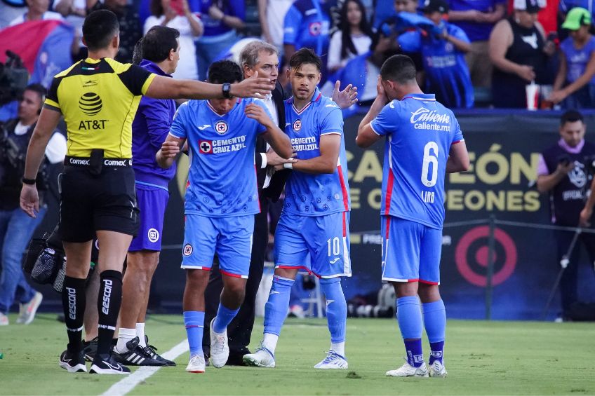 Diego Aguirre felicitando a sus jugadores por un gol