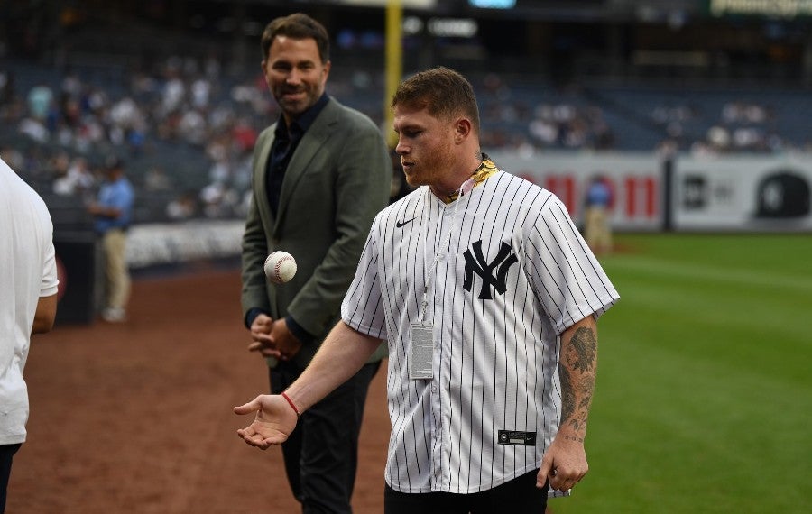 Canelo previo al lanzamiento de la primera bola