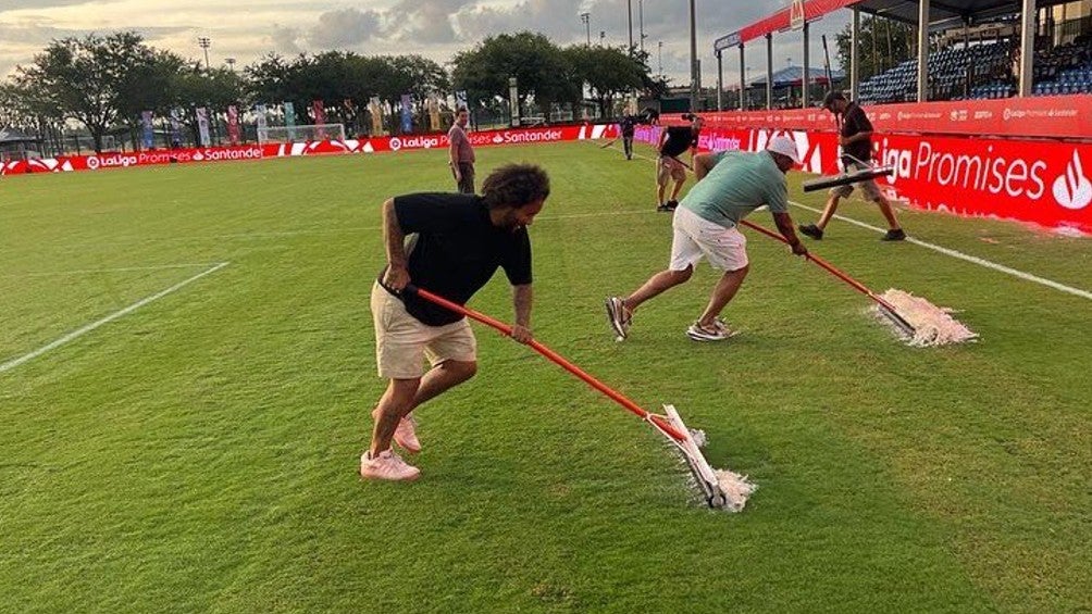 Marcelo limpió la cancha para que su hijo pudiera jugar