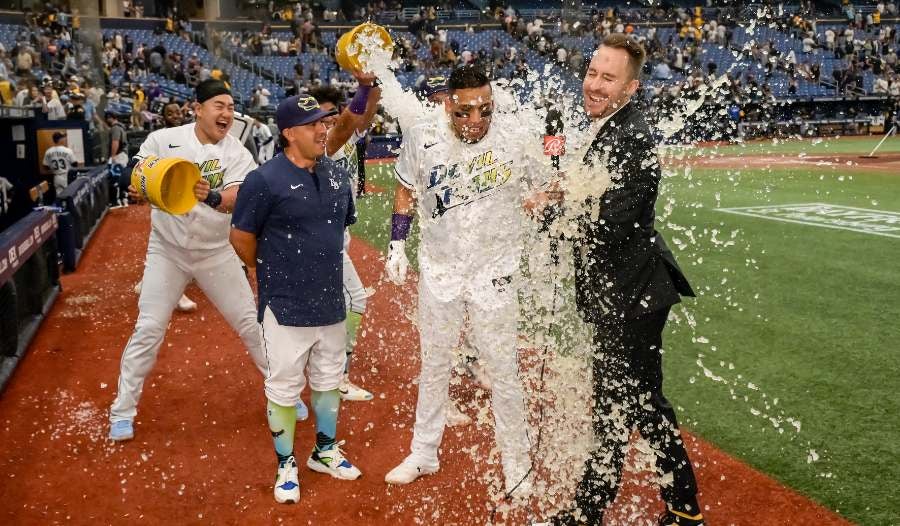 Paredes es felicitado y bañado después de walkoff ante Pirates