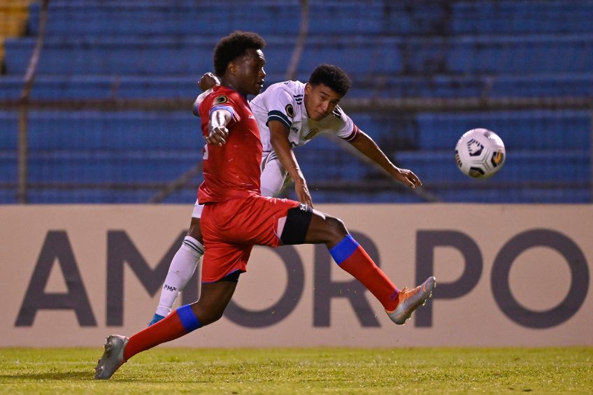 Isaías Violante durante un partido de México