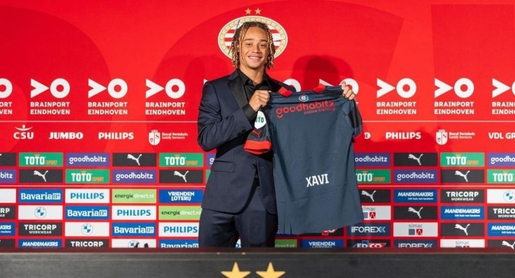 Xavi Simons en su presentación con el PSV