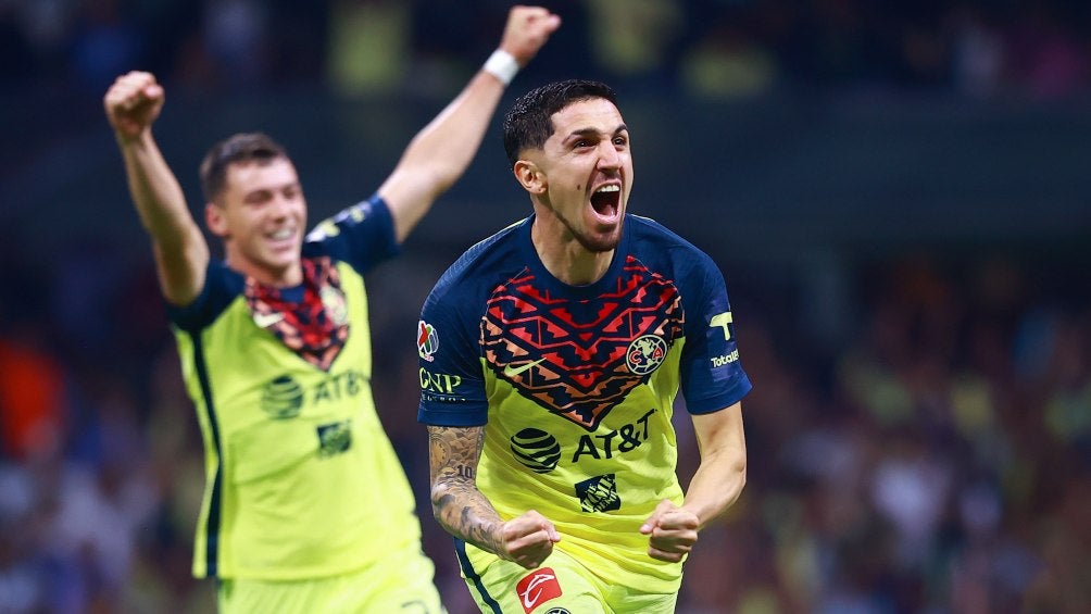 Jugadores del América festejando un gol