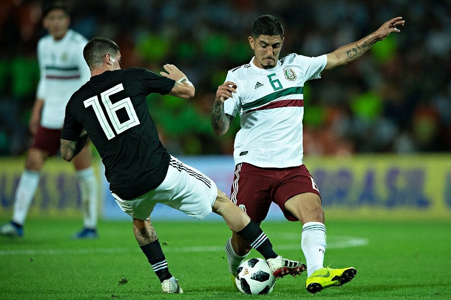 Víctor Guzmán durante un partido con México