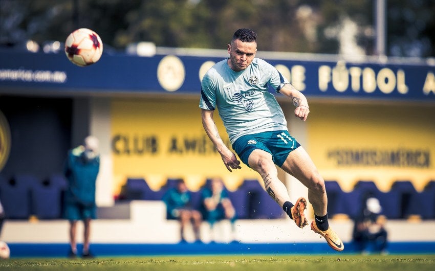 Cabecita Rodríguez en un entrenamiento con el América