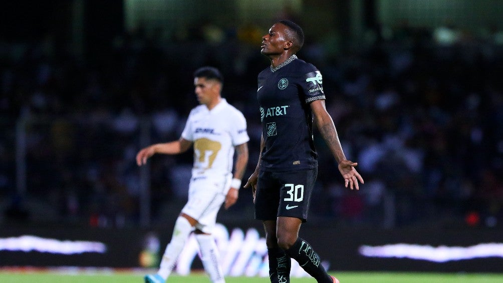 Juan Otero durante un partido con América