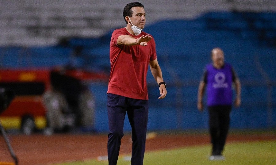 Pérez dirigiendo ante Guatemala