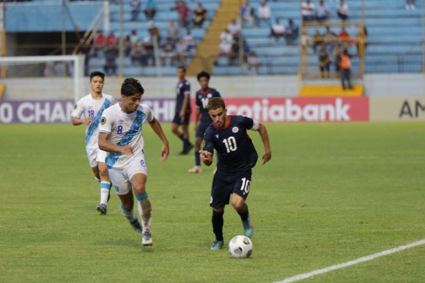 Jugadores de Guatemala y República Dominicana durante el partido