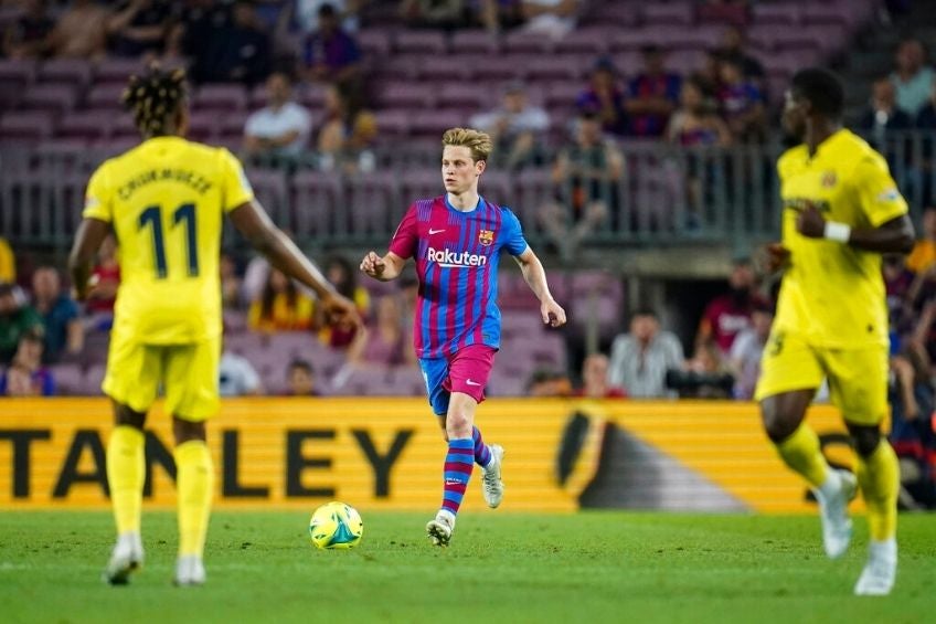 Frenkie de Jong dominando el balón con Barcelona