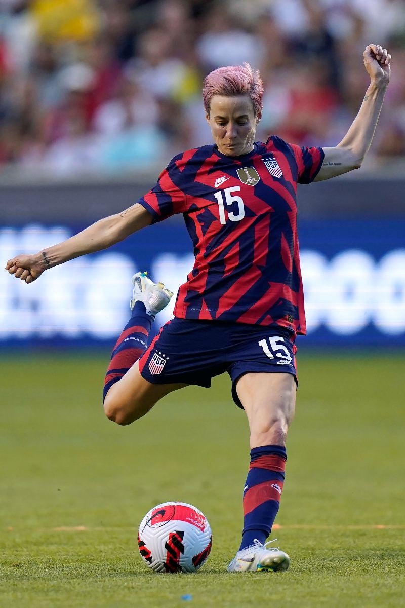 Megan Rapinoe dominando el balón