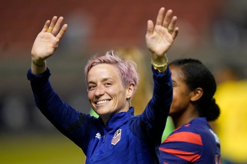 Megan Rapinoe saludando a los aficionados