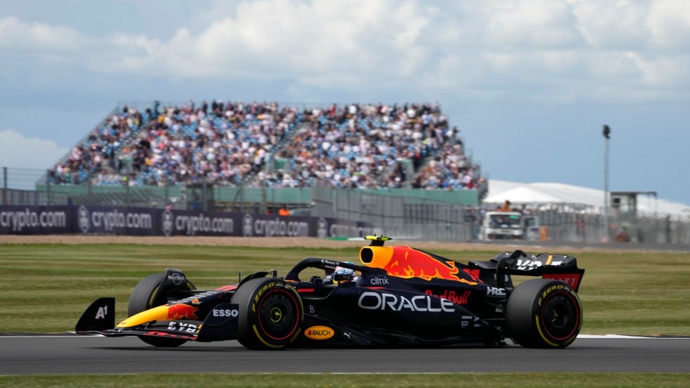 Sergio Pérez conduciendo su auto durante la segunda práctica libre en Silverstone