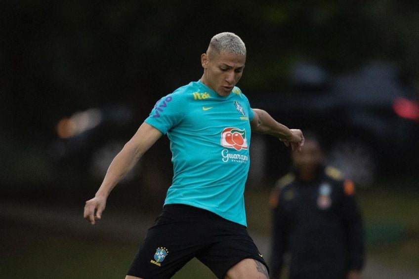 Richarlison entrenando con Brasil