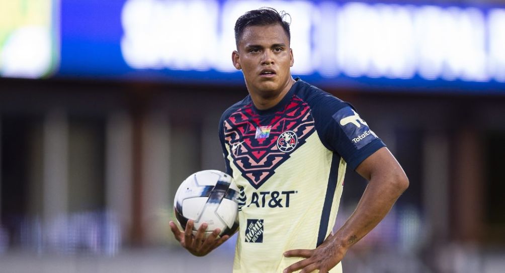 Román Martínez durante un partido del América