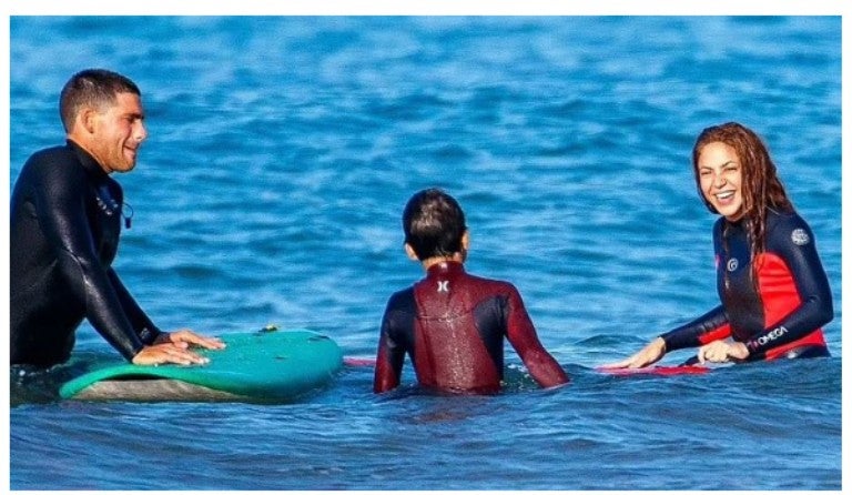 Shakira y uno de sus hijos con instructor de surf