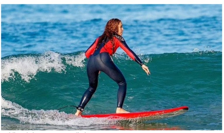 Shakira surfeando en Cantabria