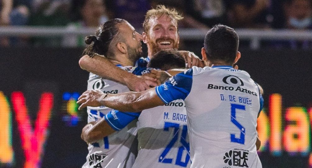 Jugadores del Puebla festejando un gol