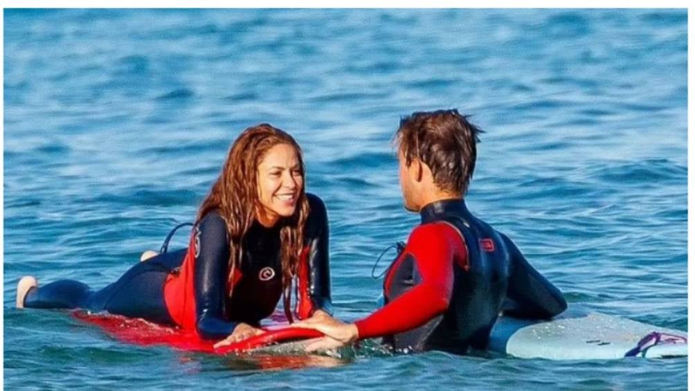 Shakira e instructor surfeando