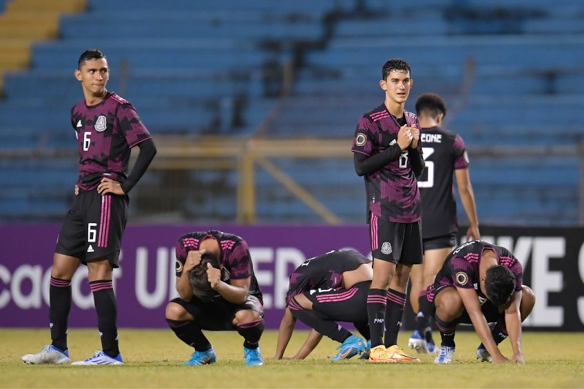 Jugadores del Tri Sub 20 lamentando la eliminación