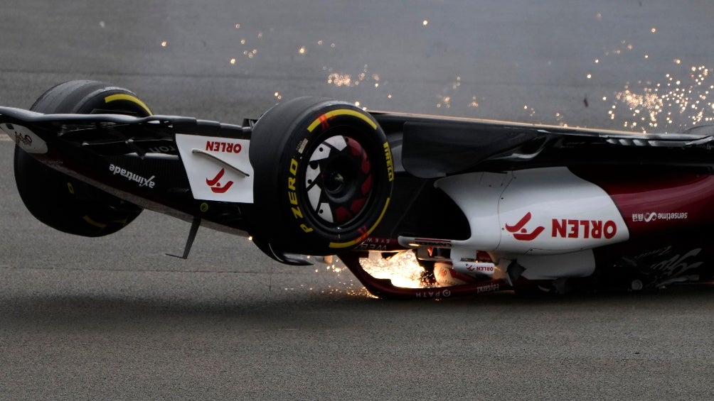 Guanyu Zhou durante su accidente en el GP de Gran Bretaña