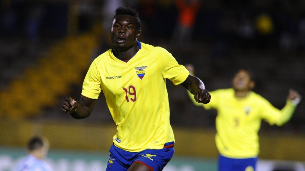 Jordi Caicedo en un partido de Ecuador