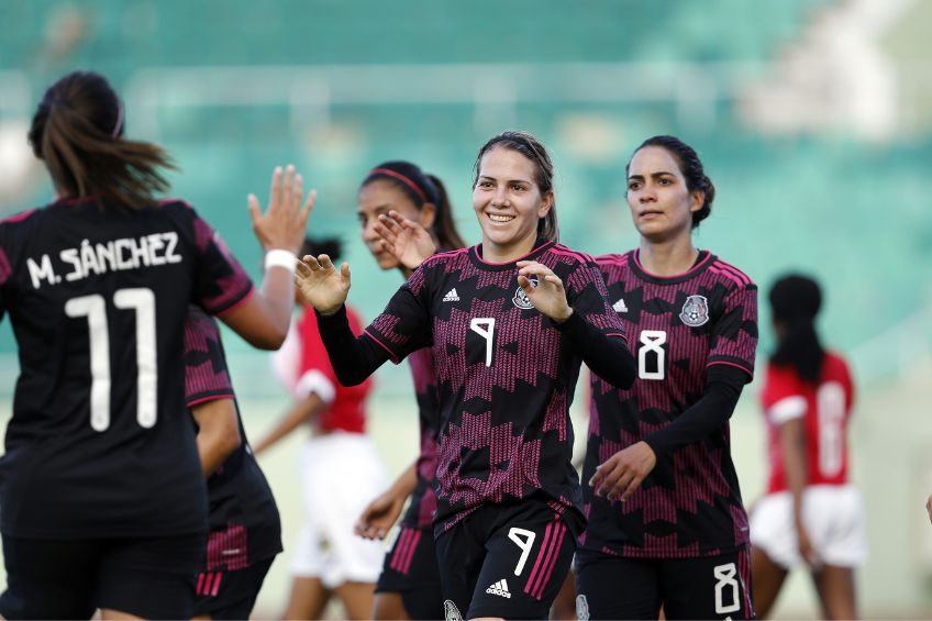 Alicia Cervantes festejando un gol