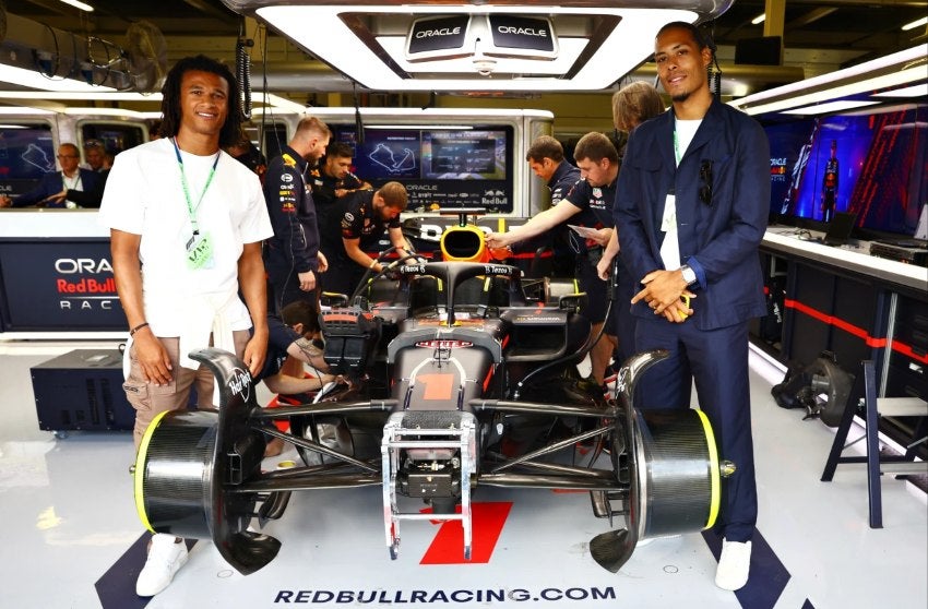 Van Dijk y Aké en los boxes de Red Bull