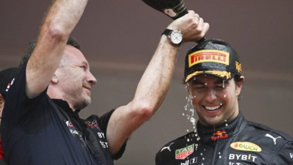 Christian Horner celebra con Checo Pérez