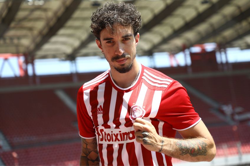 Sime Vrsaljko en su presentación con el Olympiacos