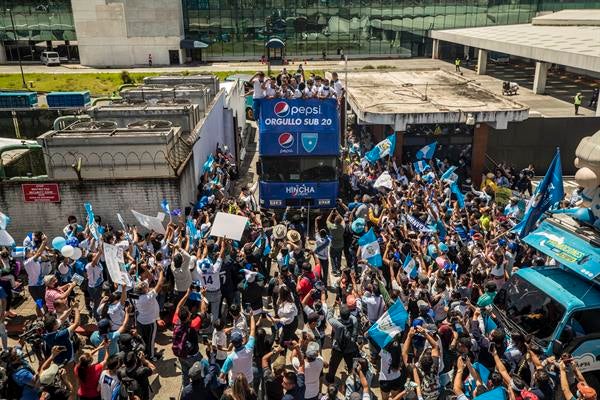 Aficionados reciben a su selección en el aeropuerto internacional La Aurora