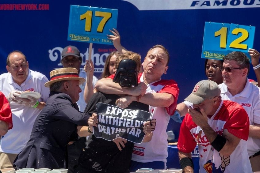 Joey Chestnut ahorcando al manifestante