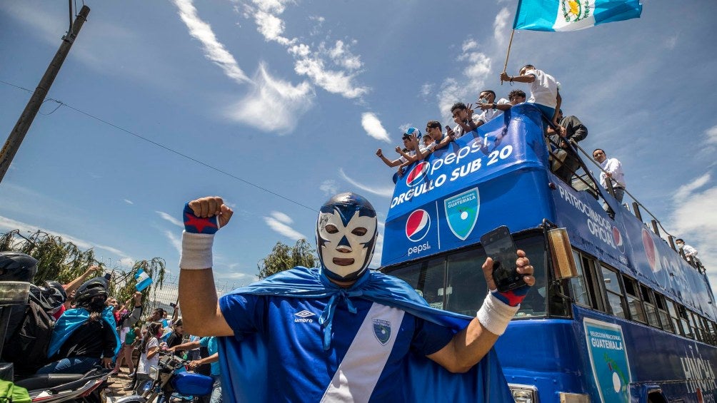 Aficionados reciben a su selección en el aeropuerto internacional La Aurora