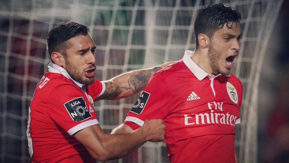 Salvio en festejo con Raúl Jiménez en Benfica