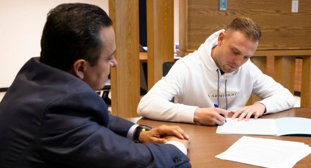 Rodolfo Rotondi firmando su contrato con Cruz Azul