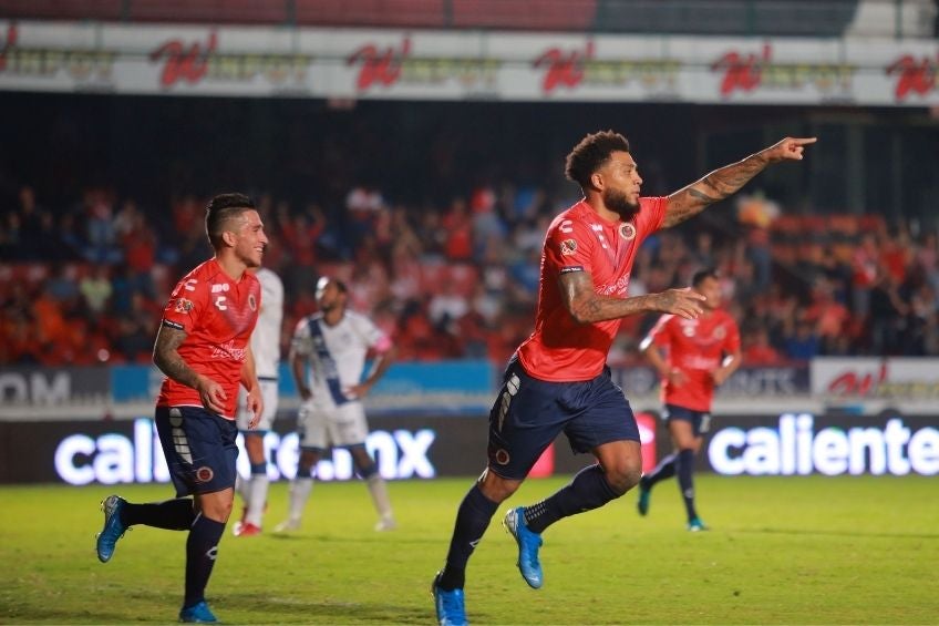 Jugadores de Veracruz festejando un gol