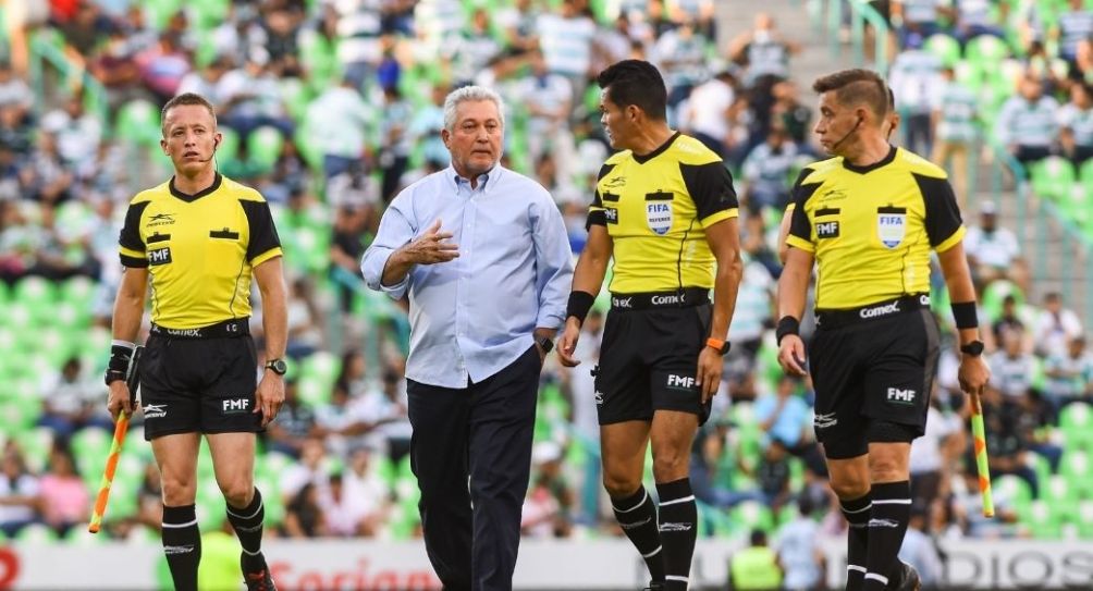 Víctor Manuel Vucetich tras un partido de Rayados