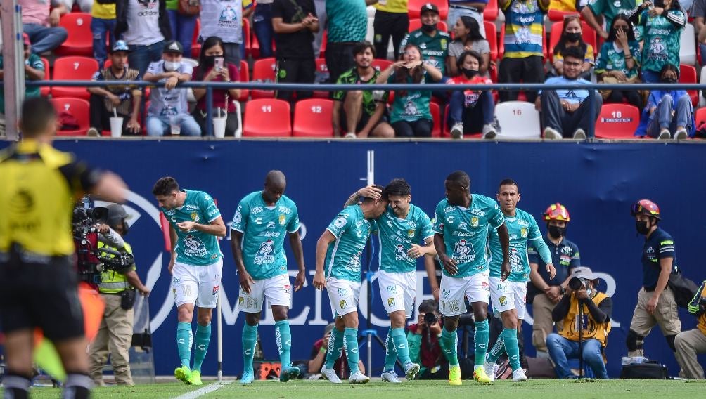 Jugadores de León en festejo 