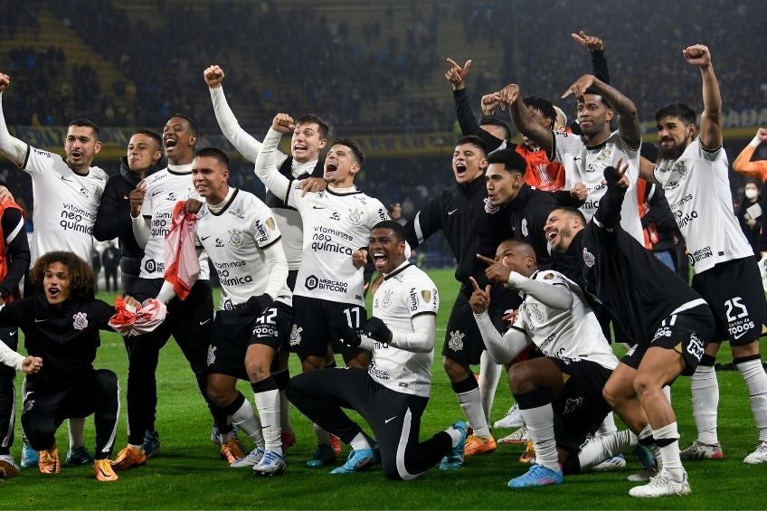 Jugadores de Corinthians festejando el pase