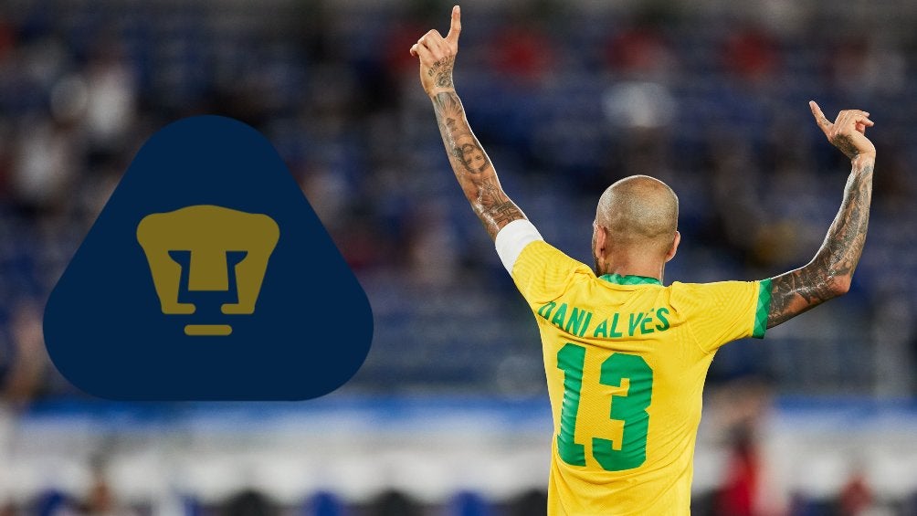 Dani Alves en acción con Brasil