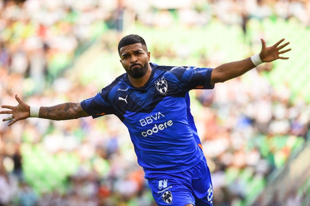 Rodrigo Aguirre celebrando con Rayados