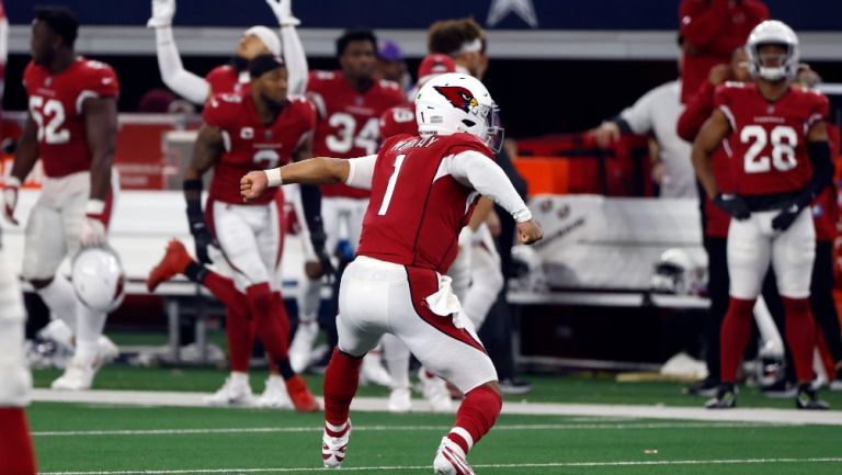 Kyler Murray celebra anotación ante Dallas