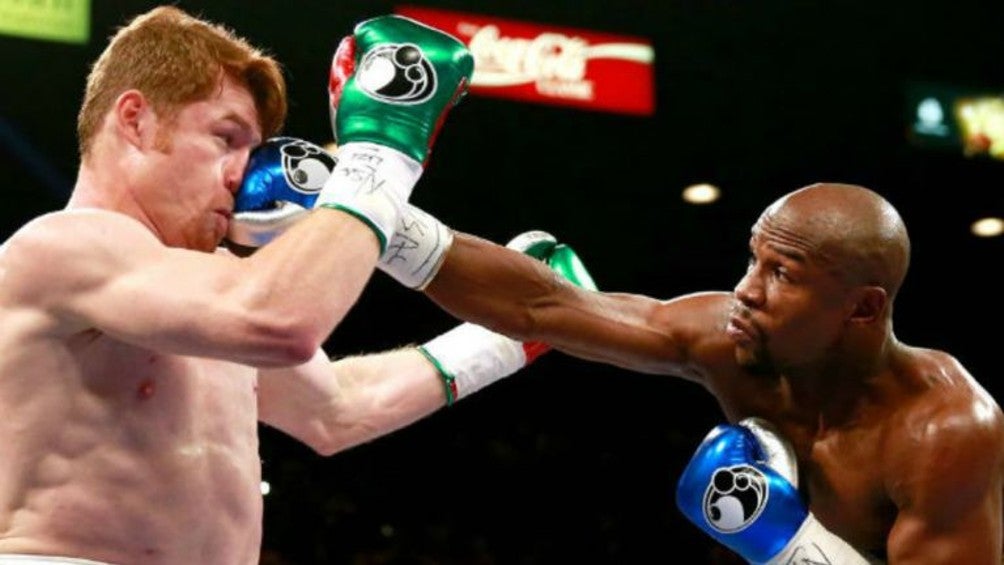 Floyd impacta al mexicano con un fuerte golpe