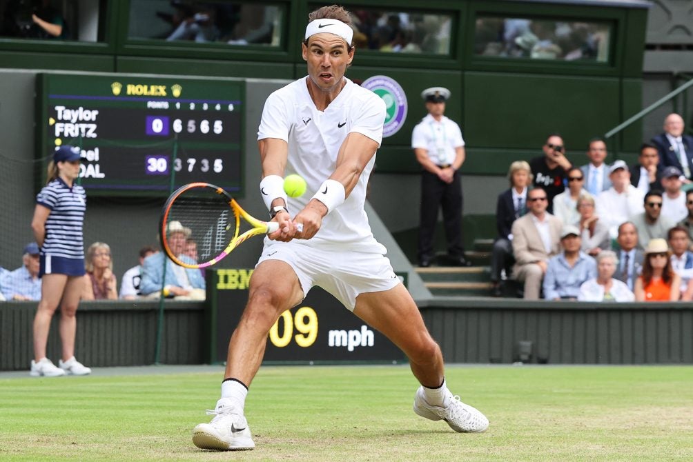 Rafa Nadal jugando sobre pasto