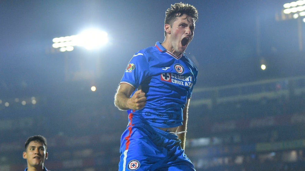 Santi Giménez celebrando su gol vs Tigres