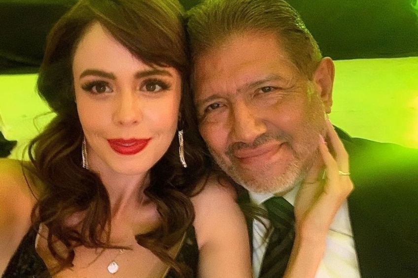 Juan Osorio, productor mexicano, junto a su pareja