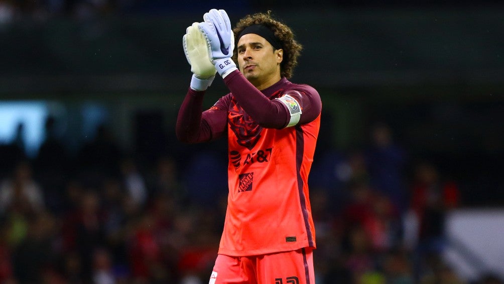 Guillermo Ochoa durante un partido con América