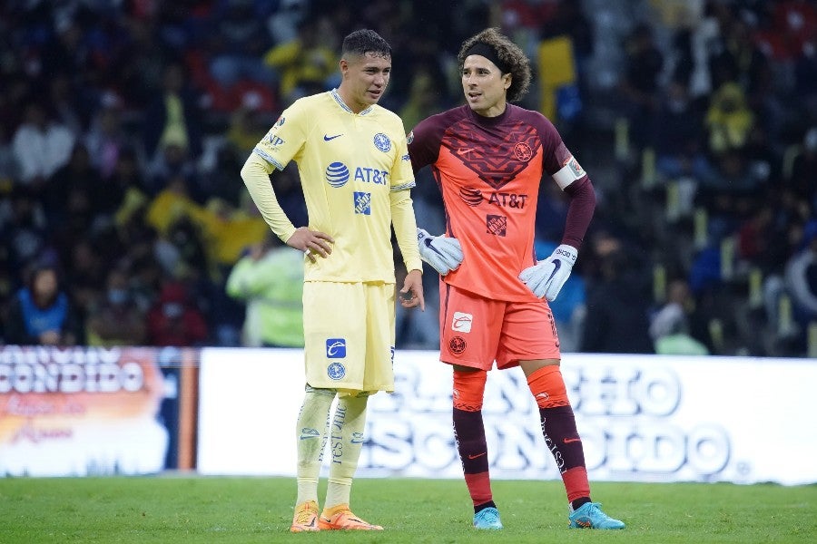 Ochoa platicando con Emilio Lara