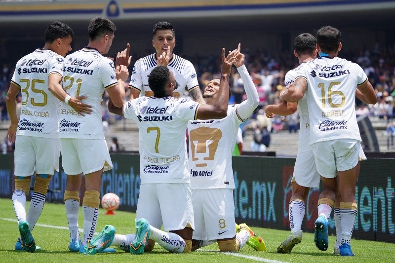 Jugadores de Pumas celebrando un gol