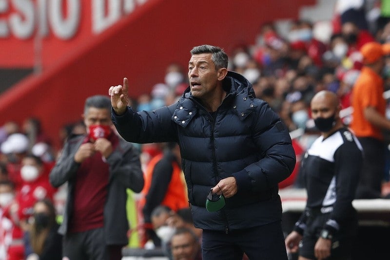 Pedro Caixinha dirigiendo a Santos