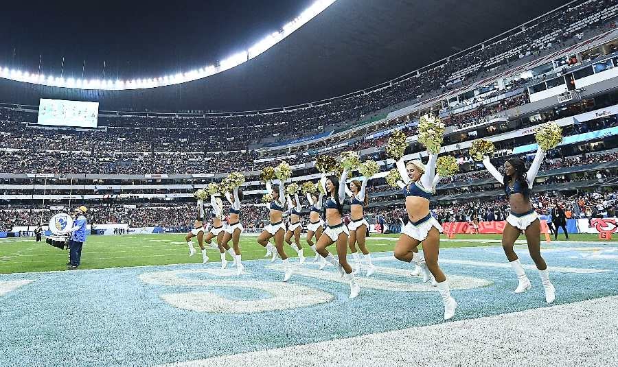 Porristas de Chargers en el Azteca